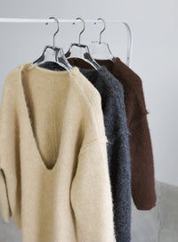 アウトリンキングVネックオーバーニット