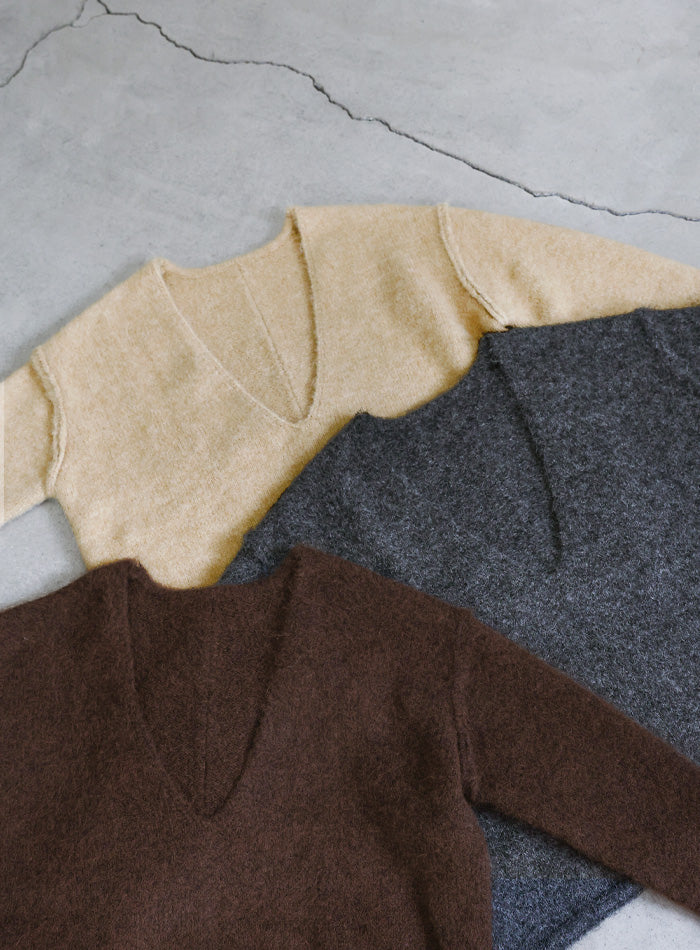 アウトリンキングVネックオーバーニット