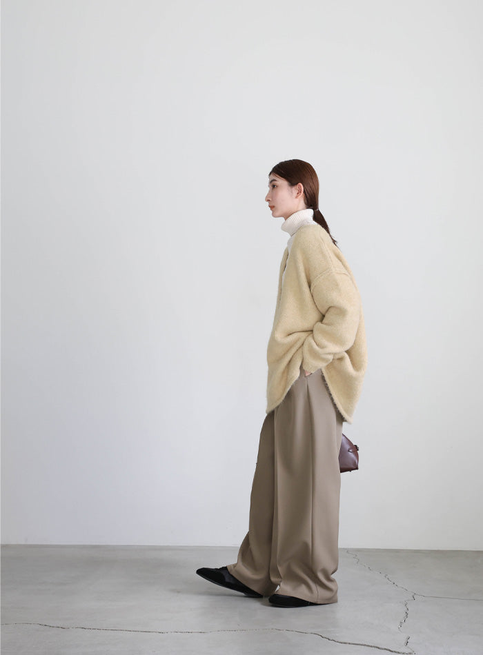 アウトリンキングVネックオーバーニット