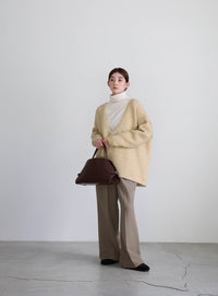 アウトリンキングVネックオーバーニット