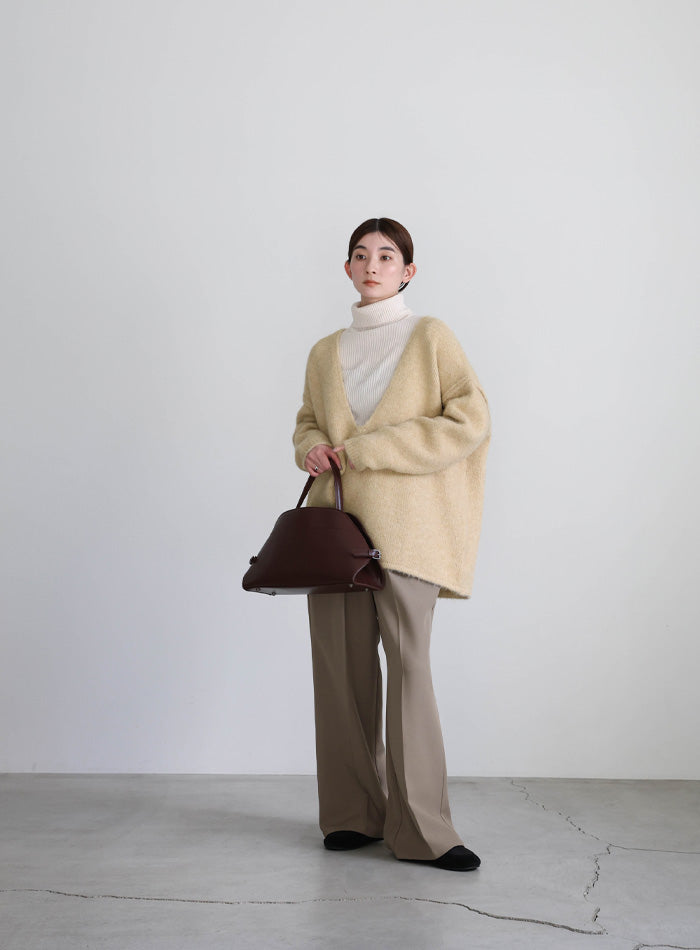 アウトリンキングVネックオーバーニット