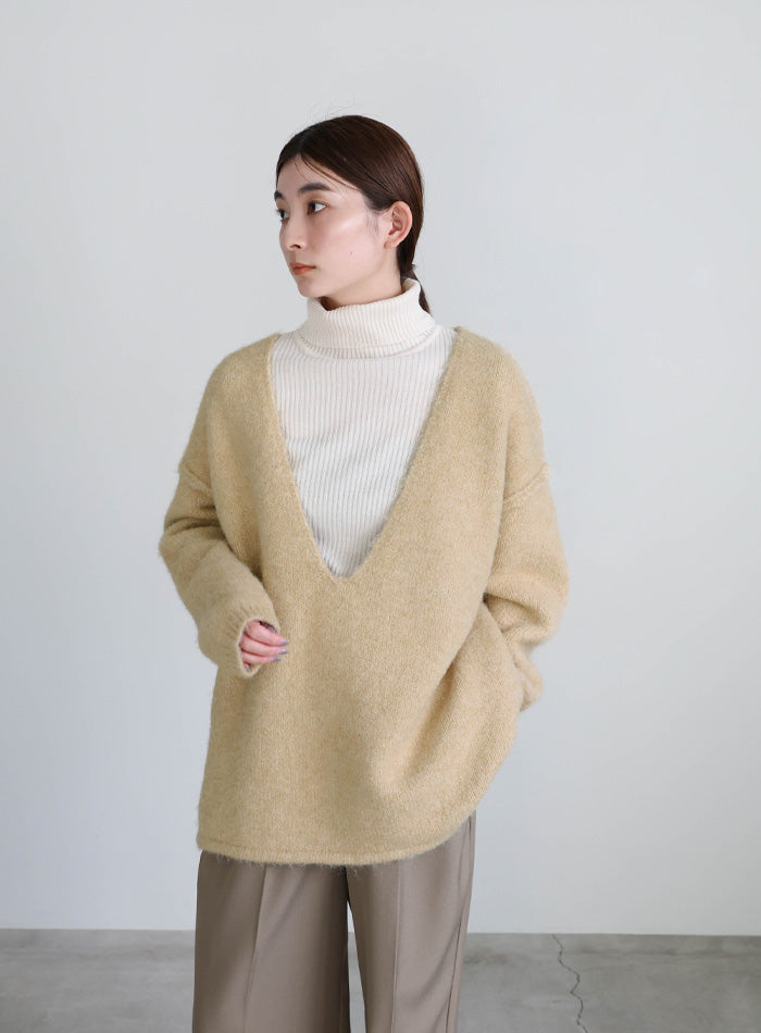 アウトリンキングVネックオーバーニット