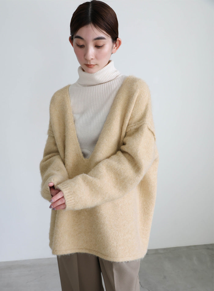 アウトリンキングVネックオーバーニット