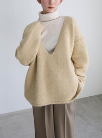 アウトリンキングVネックオーバーニット