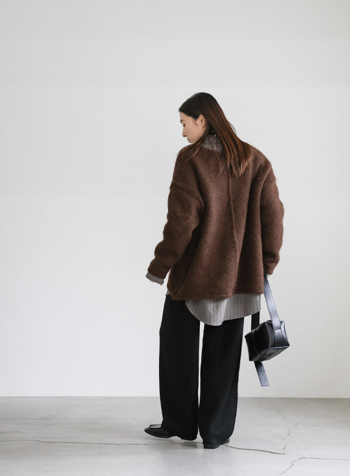 アウトリンキングVネックオーバーニット