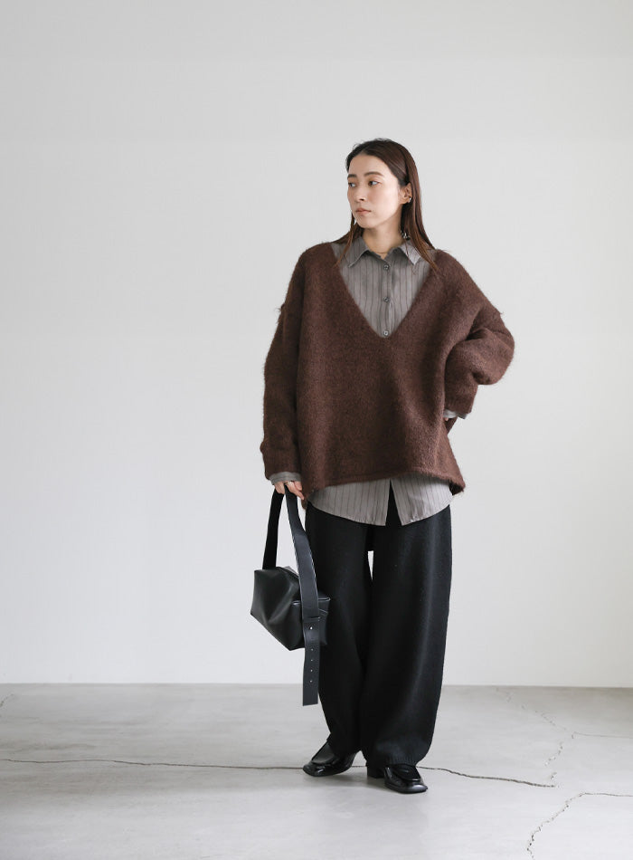 アウトリンキングVネックオーバーニット