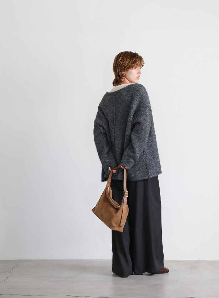 アウトリンキングVネックオーバーニット