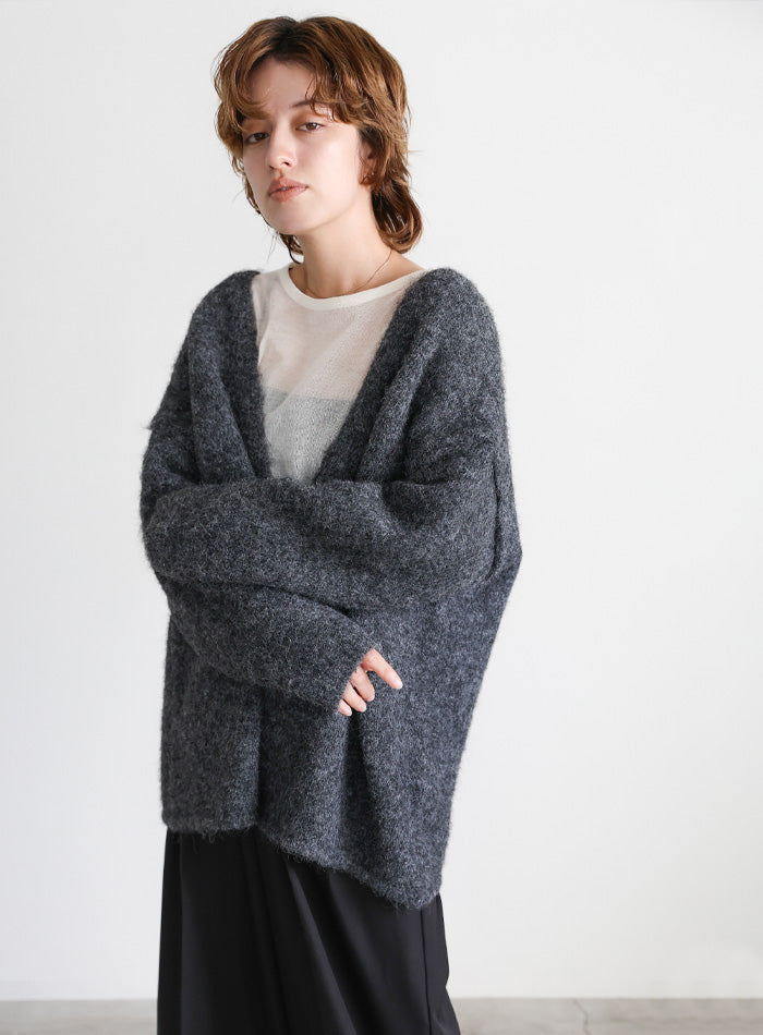 アウトリンキングVネックオーバーニット