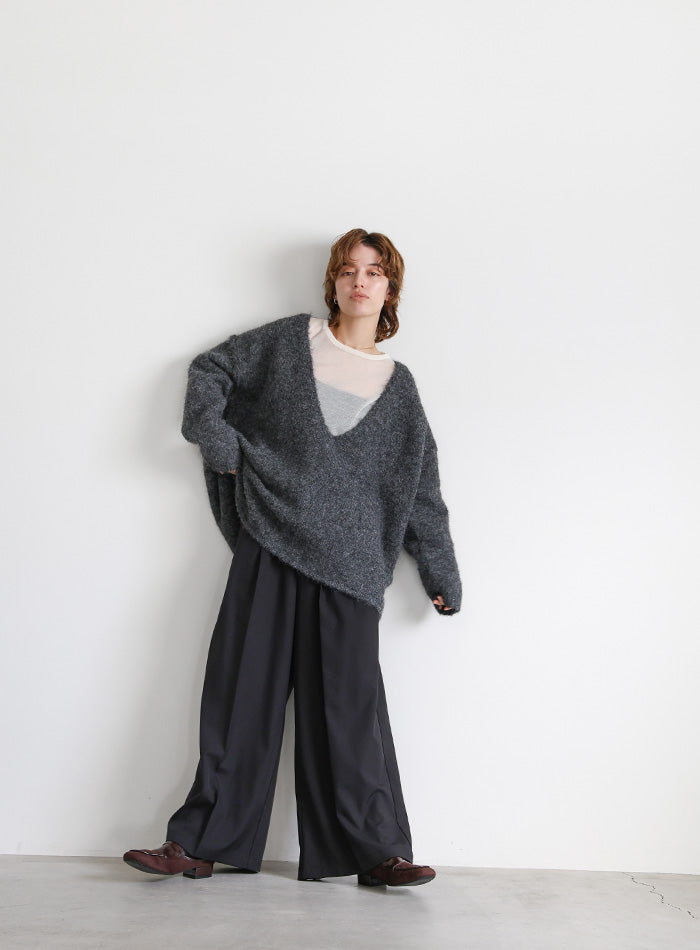 アウトリンキングVネックオーバーニット