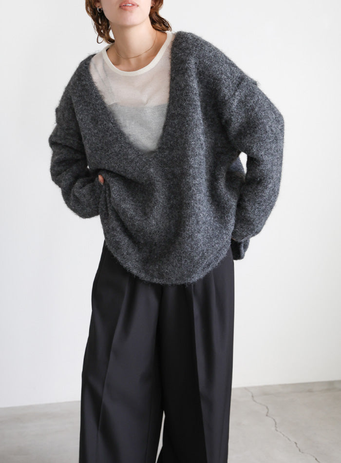 アウトリンキングVネックオーバーニット