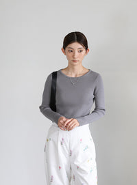 クルーネックリブニット