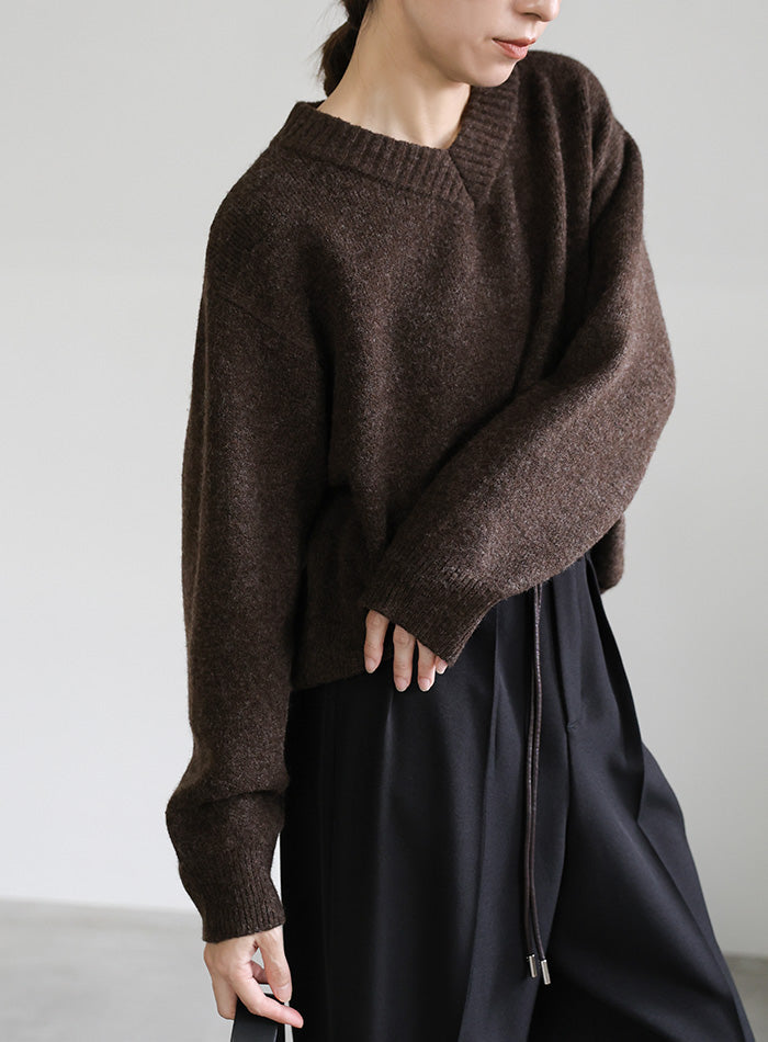 シンプルVネックニット