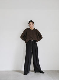 シンプルVネックニット