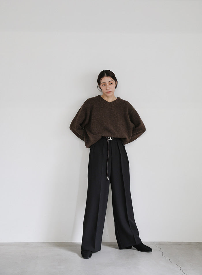 シンプルVネックニット