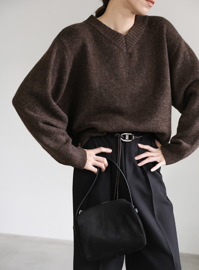 シンプルVネックニット