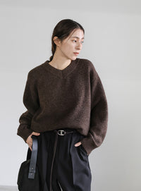 シンプルVネックニット