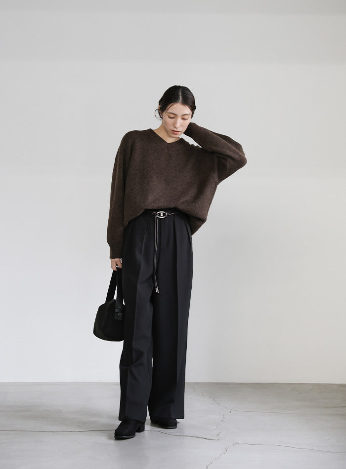 シンプルVネックニット