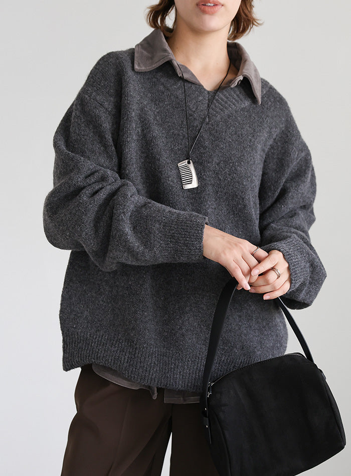 シンプルVネックニット