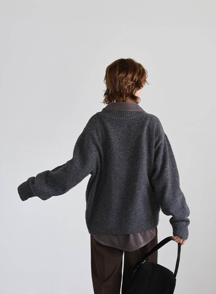 シンプルVネックニット