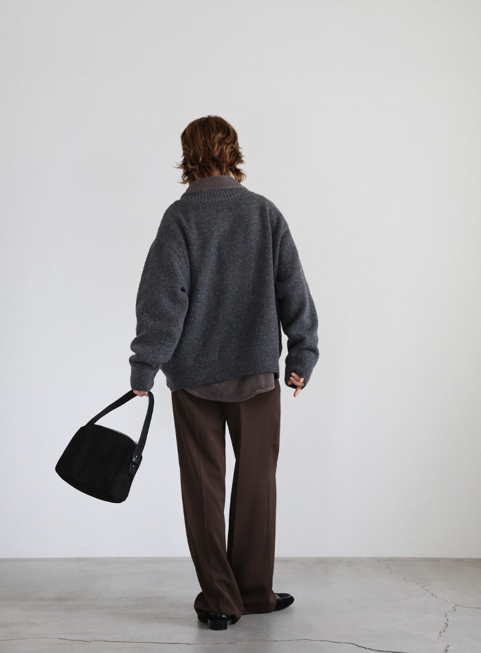 シンプルVネックニット