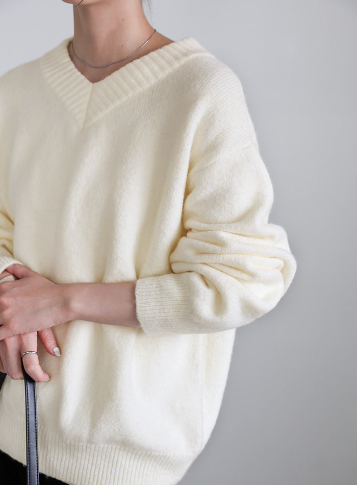 シンプルVネックニット