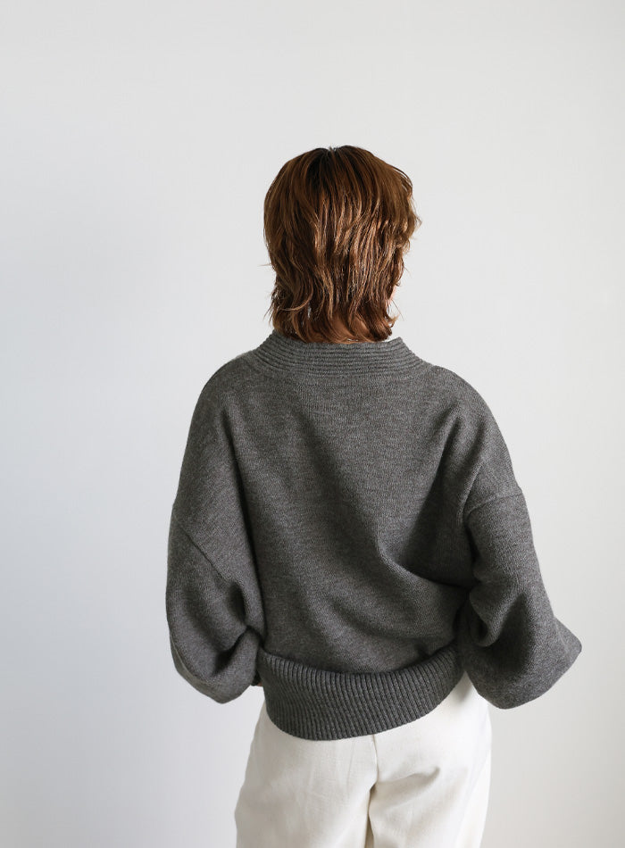 Vネックボリュームスリーブオーバーニット