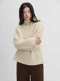 ミックスケーブルハイネックニット