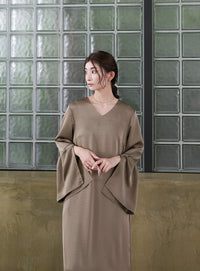 【オケージョン/結婚式】スリットスリーブVネックワンピース