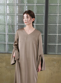 【オケージョン/結婚式】スリットスリーブVネックワンピース