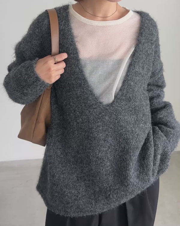 アウトリンキングVネックオーバーニット