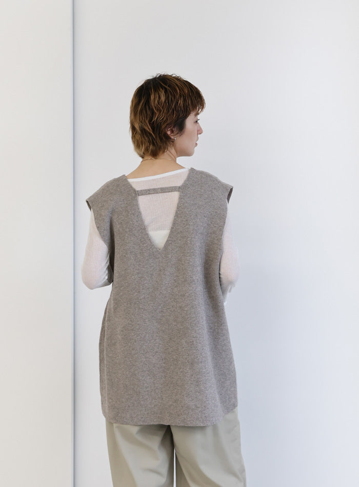 ♦︎極美品♦︎ MACHAITT アイボリー Vネック ニットベスト MACHAITT アイボリー Vネック ニットベスト