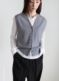 コンパクトVネックニットベスト