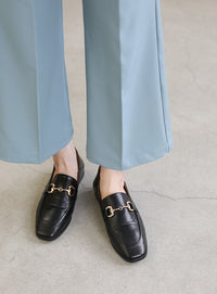 柔らかく履きやすいフェイクレザーゴールドビット付きローファー【SALE】
