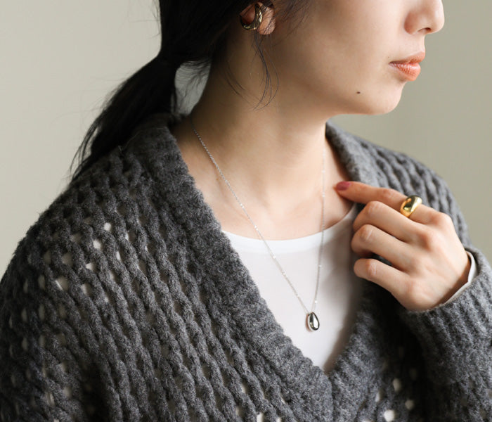 Vネック透かし編みショートニット