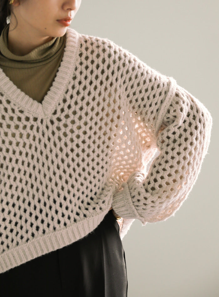 Vネック透かし編みショートニット