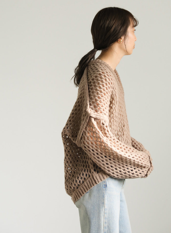 Vネック透かし編みショートニット