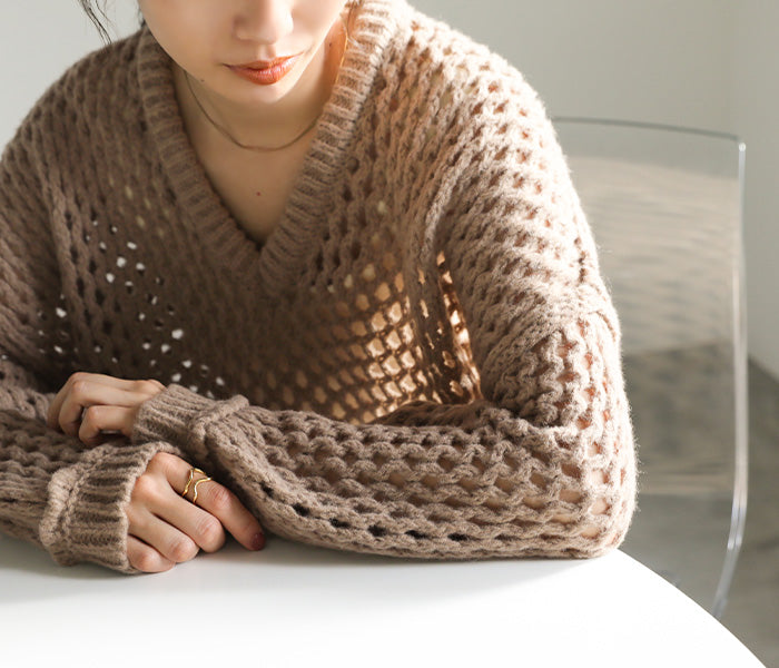 Vネック透かし編みショートニット